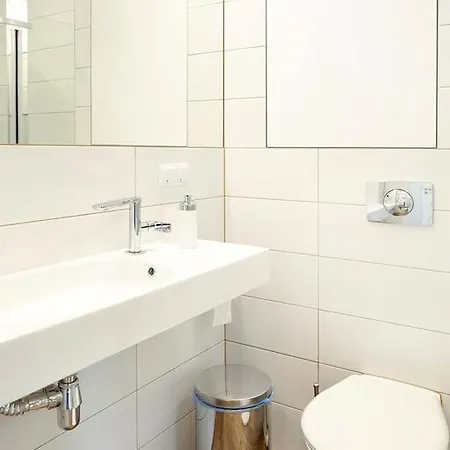 Lovely Sunny Flat In Center 아파트 *